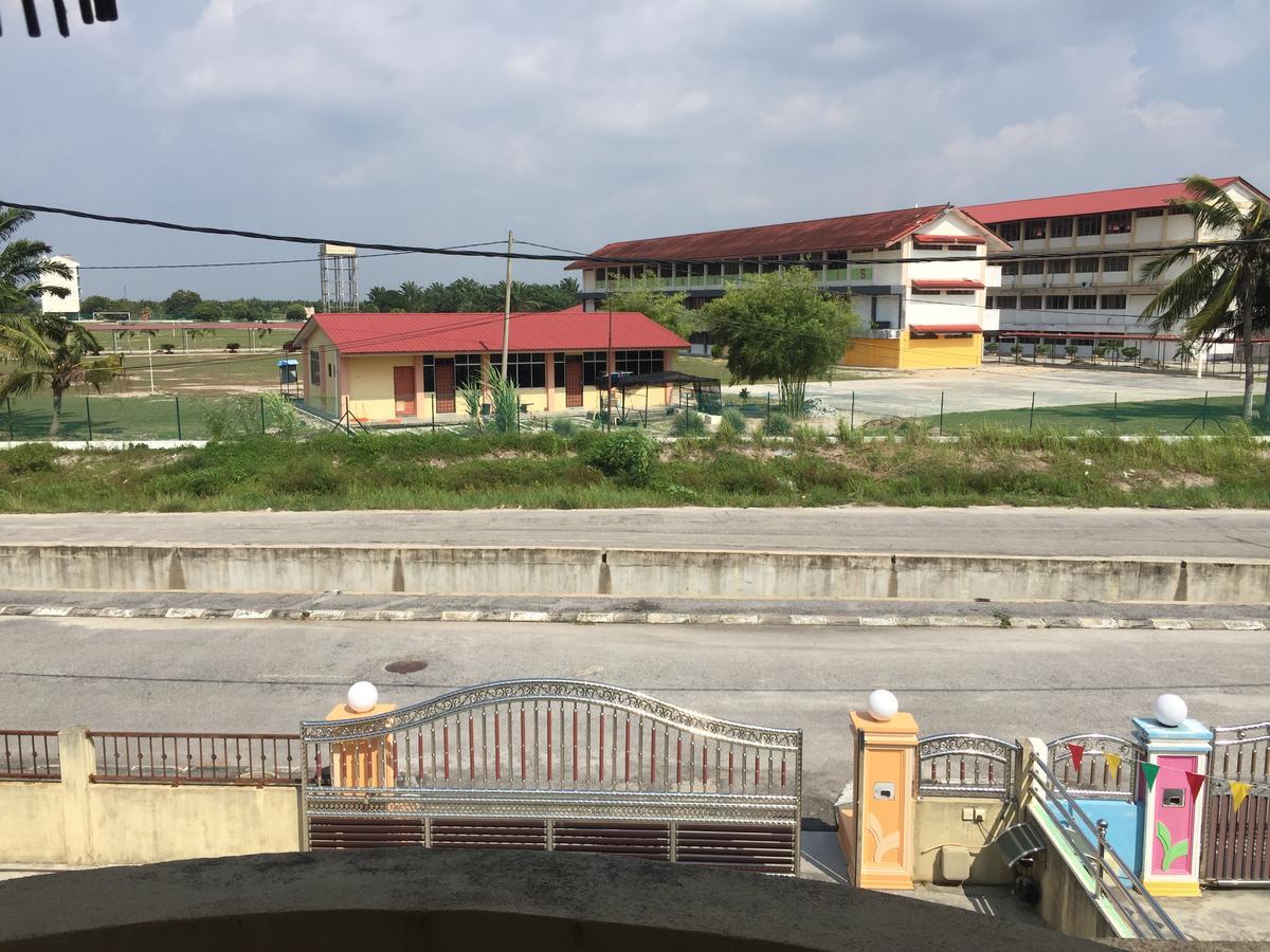 Big Garden Homestay Pantai Remis Exterior foto